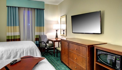 Chambre, 2 grands lits, réfrigérateur et four à micro-ondes