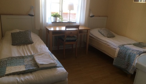 Chambre avec lits jumeaux, salle de bains commune