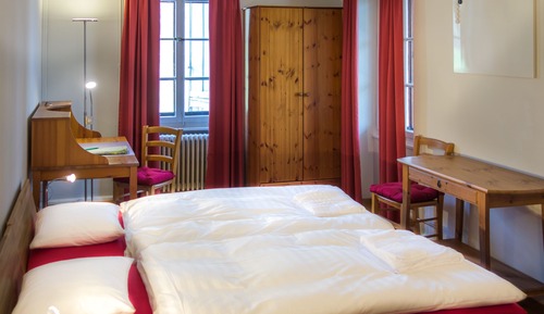 Chambre avec lits jumeaux, salle de bains commune, dans les dépendances (Petit-Bossey)