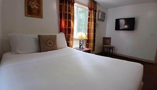Three Bedroom Cottage with Kitchenette 