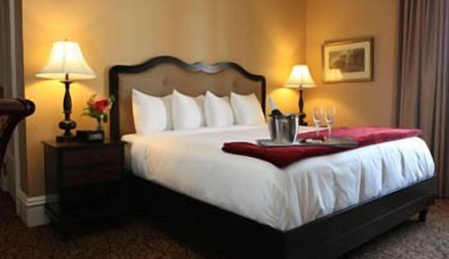 Suite (1 King w/2 Sofabeds McCook Mansion)