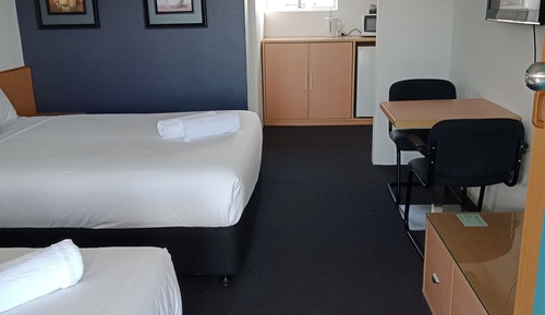 Chambre avec lits jumeaux, plusieurs lits, vue ville