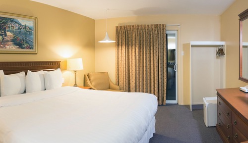 Chambre Affaires, 1 très grand lit, réfrigérateur, vue mer
