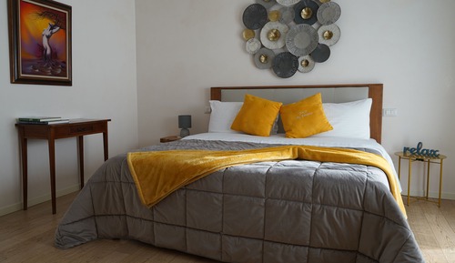 Chambre Luxe, 1 très grand lit, baignoire à jets, vue jardin