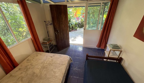 Chambre Panoramique, 1 grand lit, vue partielle sur la mer, côté montagne