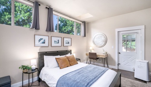 Appartement, 1 très grand lit et 1 canapé-lit, patio, vue jardin (633 Mathews St.)