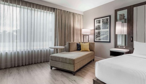 Chambre, 1 très grand lit et 1 canapé-lit, accessible aux personnes à mobilité réduite, non-fumeurs