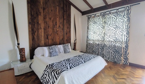 Chambre Supérieure, 1 très grand lit, vue piscine, en bord de piscine
