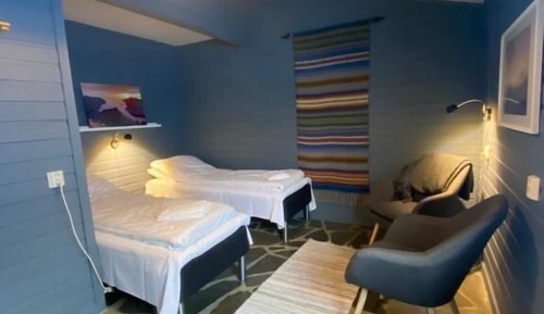 Chambre avec lits jumeaux, salle de bains commune