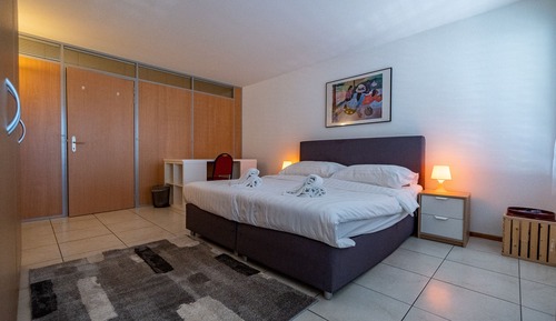 Modern Apartment, 2 Bedrooms, Balcony, Mountain View