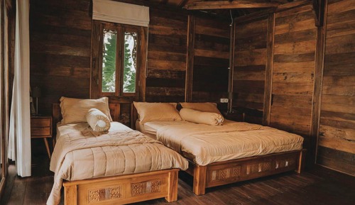Chambre Triple, vue jardin (Joglo)