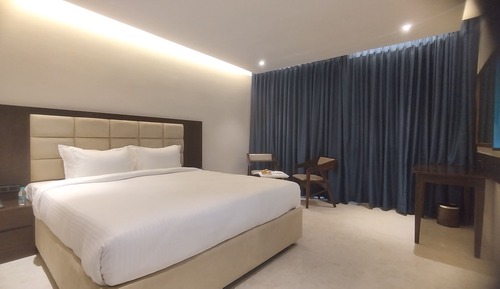 Chambre Affaires, 1 très grand lit, non-fumeurs, vue ville