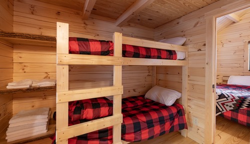 Cabane, plusieurs lits, cuisine, vue montagne