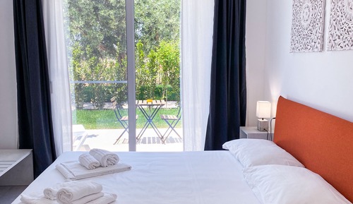 Chambre Double Classique, 1 très grand lit, accès piscine, vue jardin