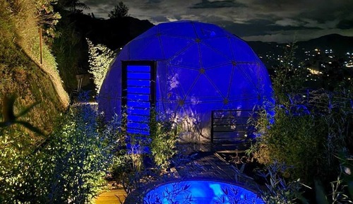 Tente Luxe, 1 grand lit, bain à remous, vue montagne