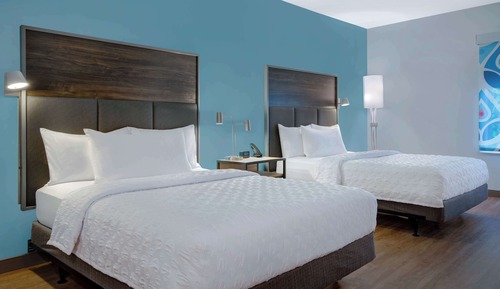 Chambre, 2 grands lits, accessible aux personnes à mobilité réduite, baignoire (Mobility & Hearing)