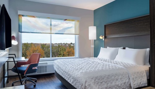 Chambre, 1 très grand lit, accessible aux personnes à mobilité réduite (Hearing)