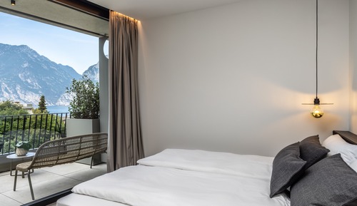 Chambre Familiale, terrasse, vue partielle sur le lac