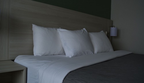 Chambre, 1 très grand lit, non-fumeurs