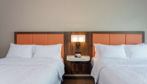 Chambre, 2 grands lits, réfrigérateur et four à micro-ondes