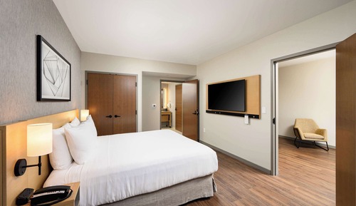 Suite, 1 très grand lit et 1 canapé-lit (Roll-In Shower)
