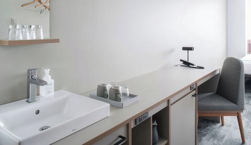 Chambre Standard avec lits jumeaux, non-fumeurs (with shower booth)