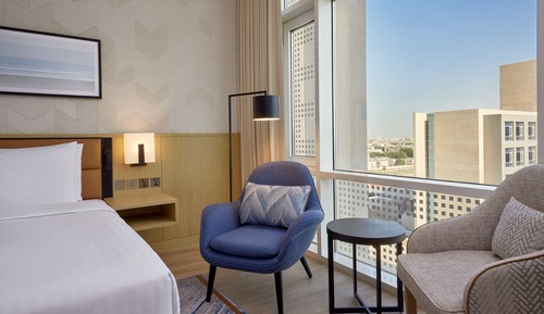 Chambre, 1 très grand lit, vue ville