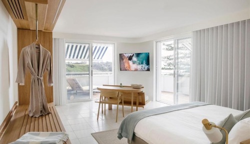 Chambre, 1 très grand lit, baignoire, vue plage (Main Beach)