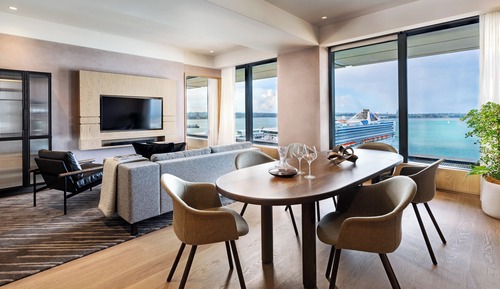 Suite, 1 chambre, accès au salon club, vue port