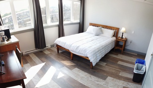 Chambre Confort, 1 grand lit, non-fumeurs, réfrigérateur et four à micro-ondes