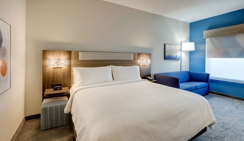 Suite, 1 très grand lit et 1 canapé-lit, accessible aux personnes à mobilité réduite (Communication)