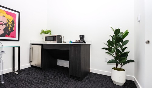 Studio Deluxe (1st Floor - Unit #102)
