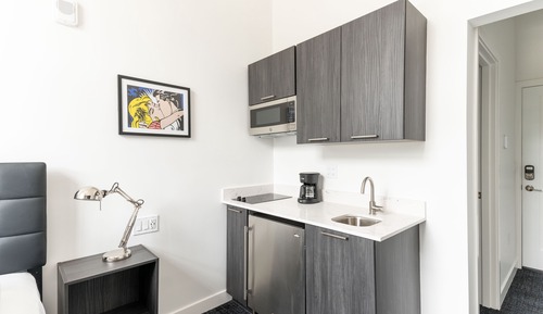 Studio Deluxe (2nd Floor / Unit 206)