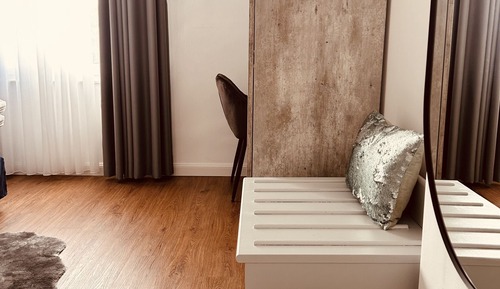 Chambre Simple Design, salle de bains privée, vue ville
