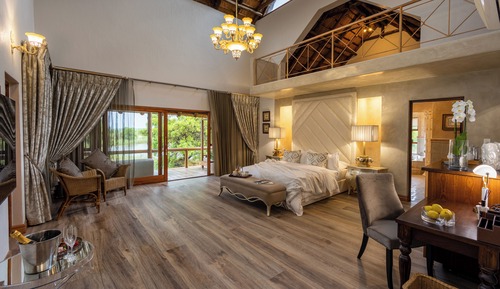 Chambre Double Luxe, 1 très grand lit, vue piscine, en bord de lac