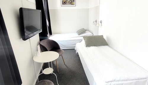 Chambre avec lits jumeaux, salle de bains commune
