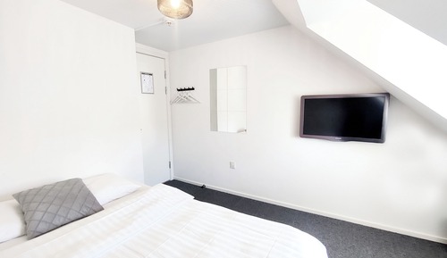 Chambre, salle de bains commune