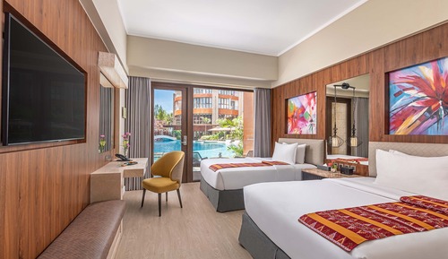 Chambre Quadruple Majestueuse, en bord de piscine