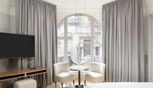 Chambre, 1 très grand lit, vue ville