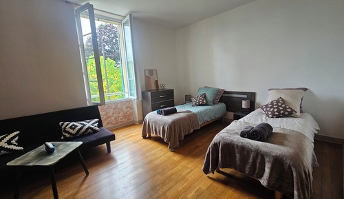 Chambre Double Confort, 1 grand lit et 1 canapé-lit, salle de bains attenante