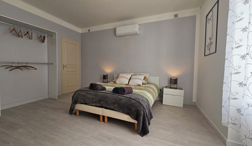 Chambre Double Sénior, douche accessible en fauteuil roulant