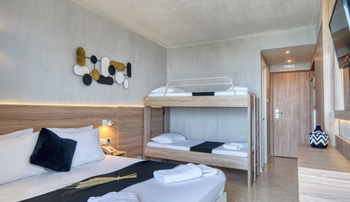 Chambre Familiale, vue piscine