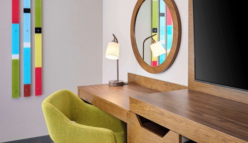 Chambre, 2 grands lits, réfrigérateur et four à micro-ondes