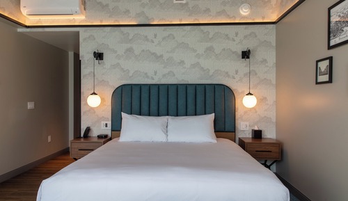 Chambre, 1 très grand lit, vue fleuve