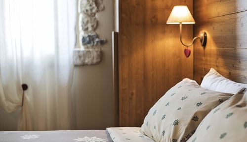 Chambre Confort, 1 grand lit, salle de bains privée, vue montagne
