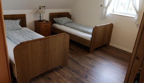 Chambre avec lits jumeaux, salle de bains attenante
