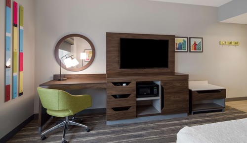 Chambre, 1 très grand lit, réfrigérateur et four à micro-ondes