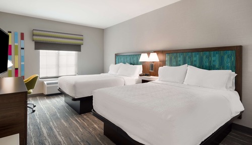 Chambre, 2 grands lits, réfrigérateur et four à micro-ondes