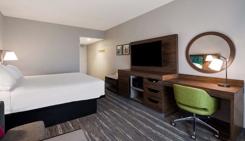 Chambre, 1 très grand lit et 1 canapé-lit, réfrigérateur et four à micro-ondes