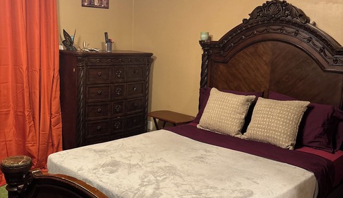 Chambre Affaires, réfrigérateur et four à micro-ondes, vue jardin
